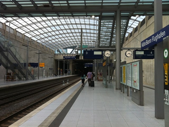 ケルン/ボン空港駅。ターミナルＤは、反対方向